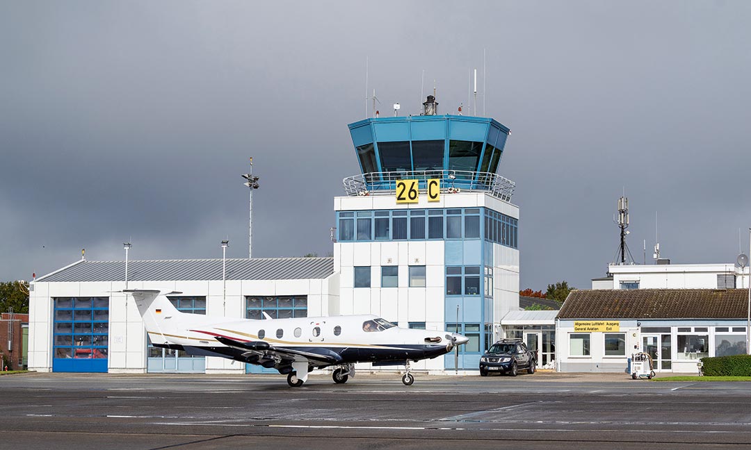 Blick von der Start- und Landebahn aus auf den Tower des Flughafen Kiels