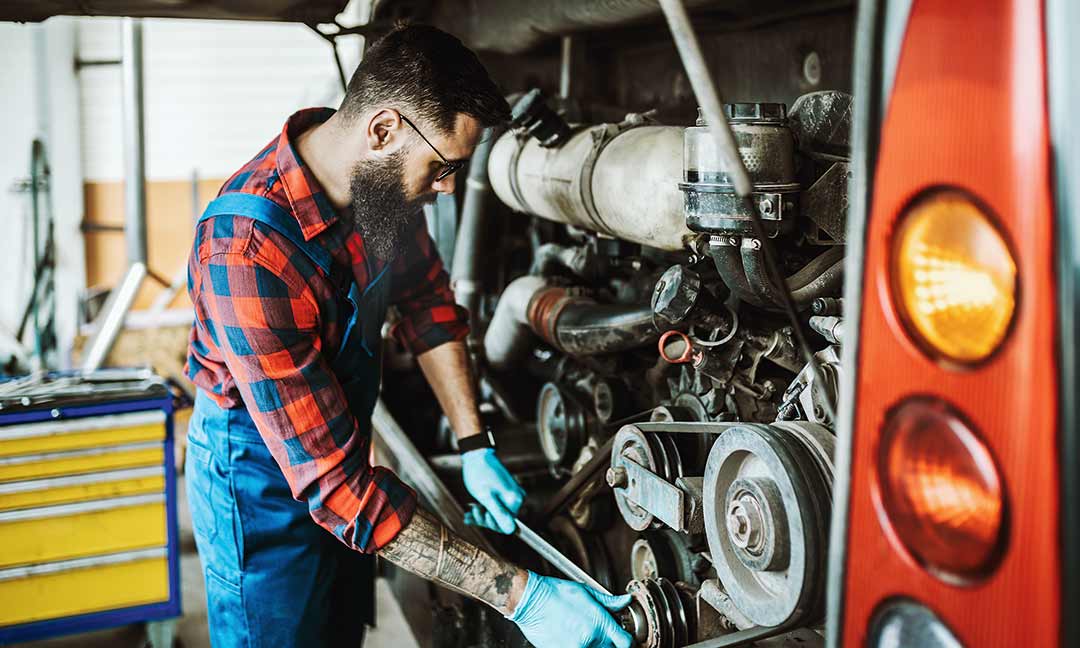 Kfz-Mechaniker repariert einen Omnibus