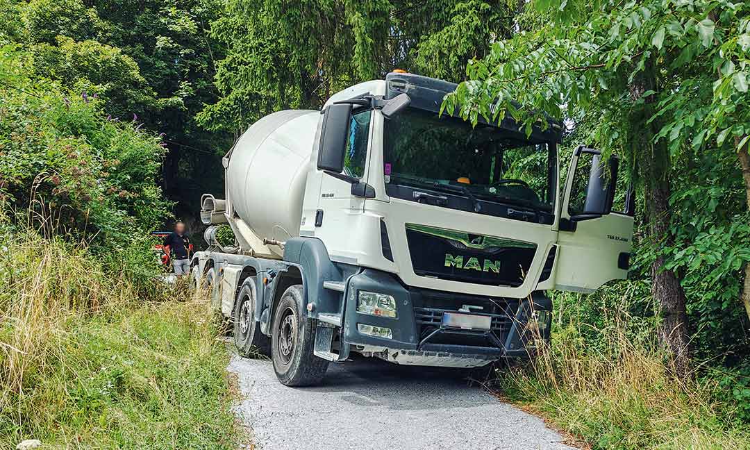 Verunfallter Betonmischer, der in einem Waldboden stecken geblieben ist