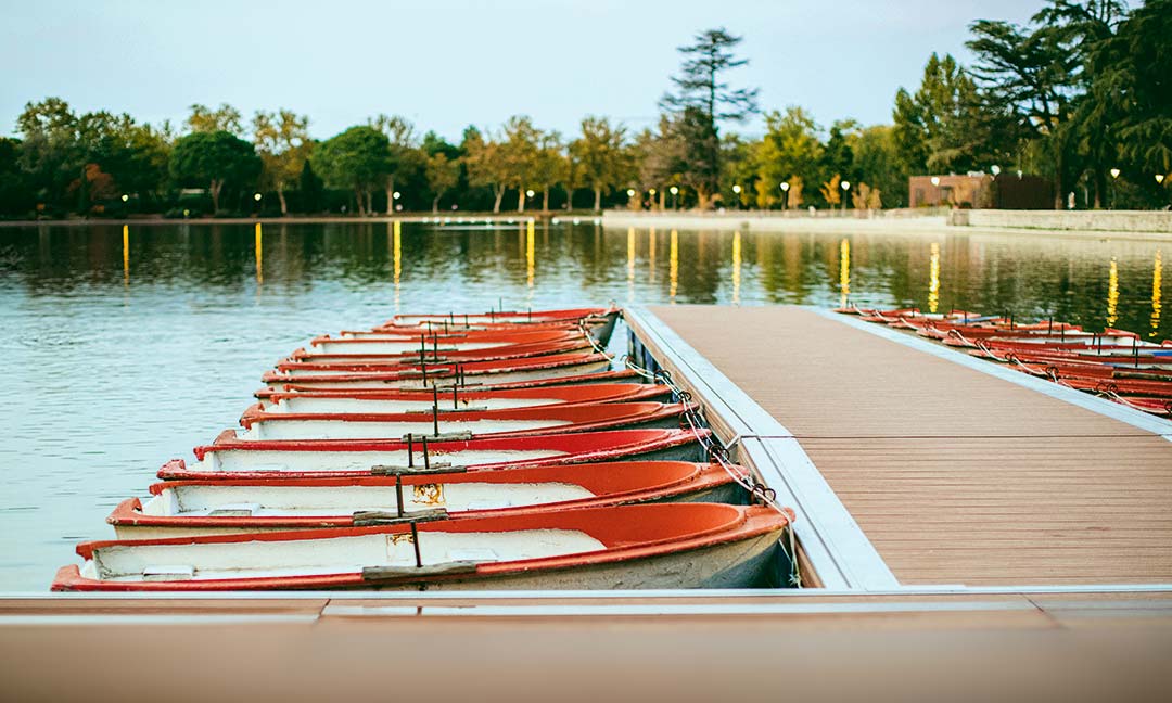 See mit Steg eines Bootsverleihs