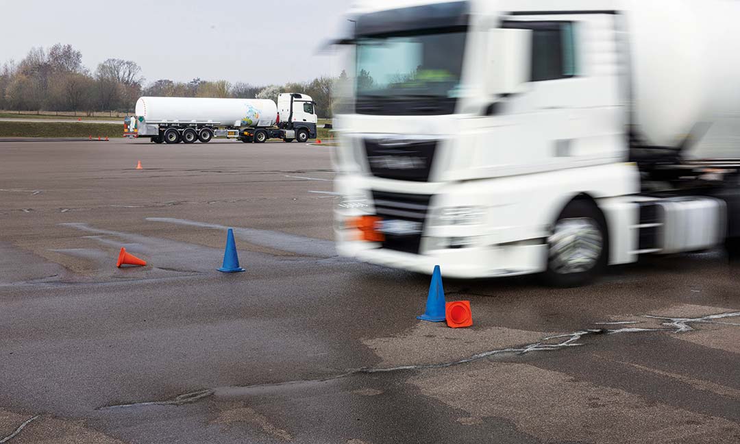 Szene auf einem Übungsplatz mit einem Lkw bei einem Fahrsicherheitstraining bei einer Vollbremsung