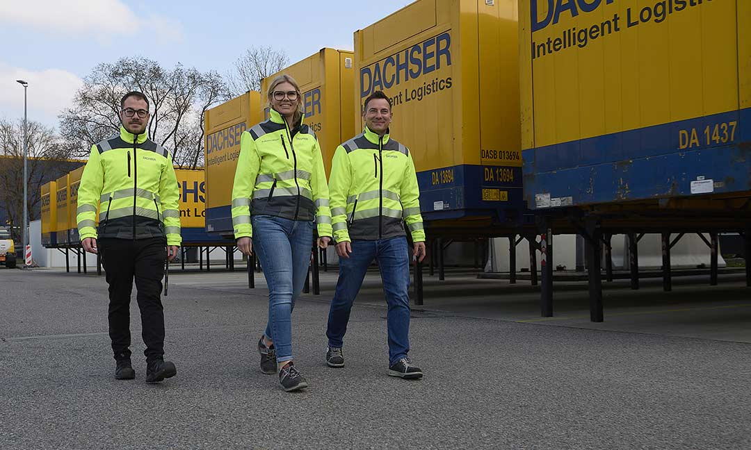 Katharina Mayer macht mit Ingo Zimmermann und Justin Grunwald einen Rundgang über den Speditionshof in Unterschleißheim
