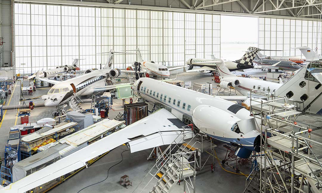 Einblick in einen vollen Airbus-Flieger mit Passagieren bei der Nutzung elektronischer Geräte