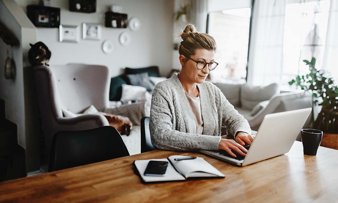 Frau am Schreibtisch ihres Homeoffices