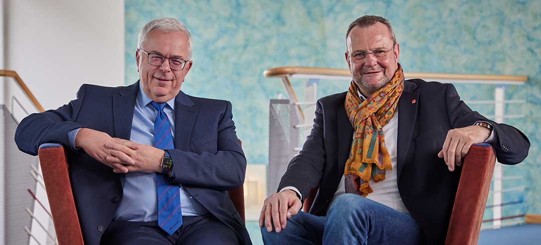 Stefan Wurzel (links) und Hanno Harms sitzen nebeneinander.