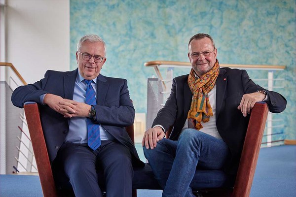 Stefan Wurzel (links) und Hanno Harms sitzen nebeneinander.