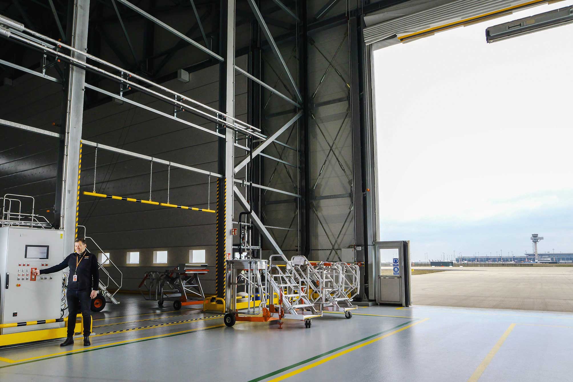 Das schwere Hangartor lässt sich per Knopfdruck hoch- und runterfahren.
