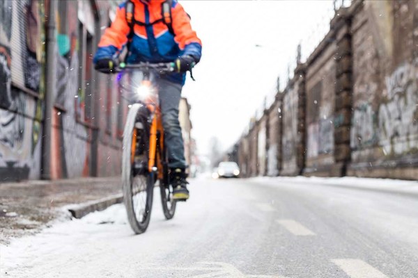 Radfahrende Person aus vereister Straße einer Stadt