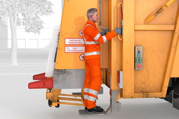 Müllwerker auf dem Trittbrett eines Abfallsammelfahrzeugs