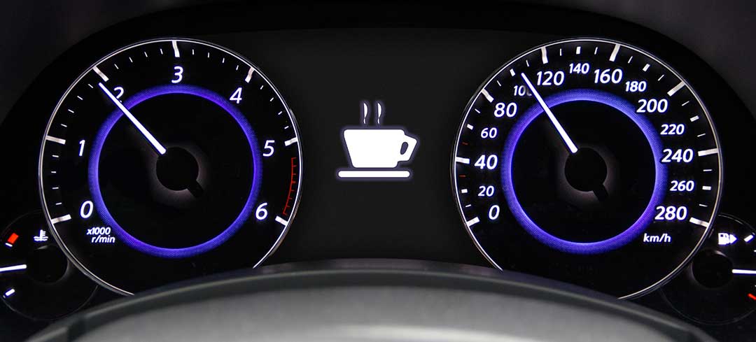 Ein Symbol einer dampfenden Tasse im Display eines Fahrzeugs. Ein Symbol einer dampfenden Tasse im Display eines Fahrzeugs.