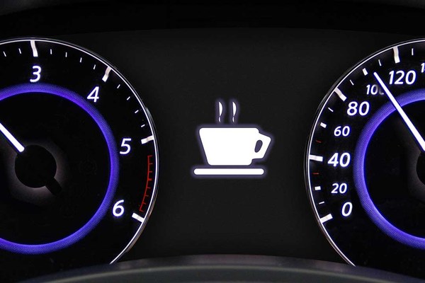 Ein Symbol einer dampfenden Tasse im Display eines Fahrzeugs.