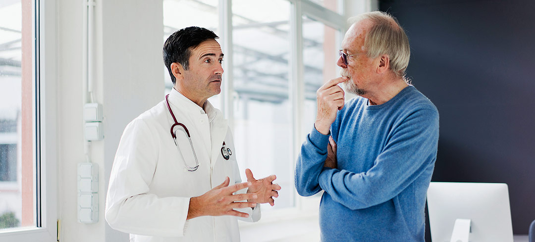 Ein Gespräch mit Fachmedizinerinnen und -medizinern klärt viele Fragen zur Fahreignung Ein Arzt berät einen Patienten. Beide stehen sich gegenüber