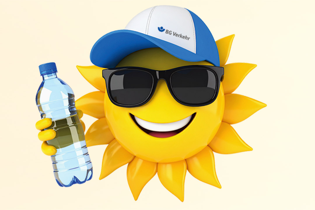 Lächelnde Comic-Sonne mit BG-Verkehr-Kappe und Sonnenbrille hält in der Hand eine Wasserflasche