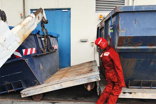 Unfall-Simulation mit einer Dummy-Puppe mit Absetzkippern