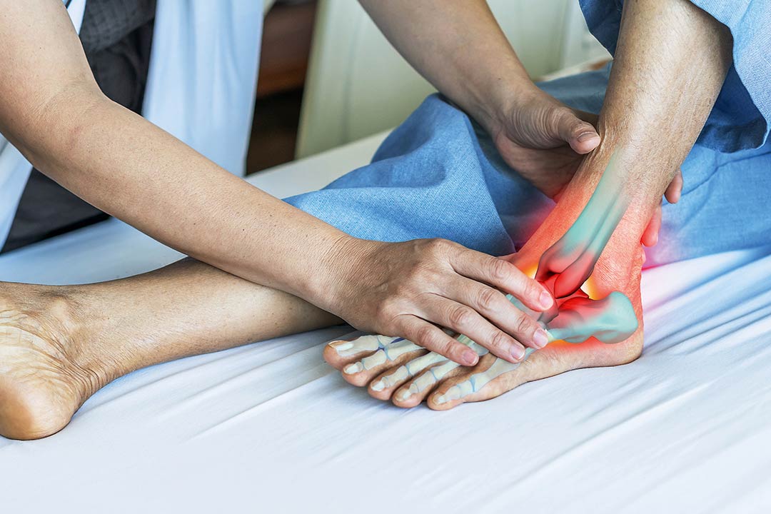 Foto einer Fußbehandlung mit integrierter Illuastration der Anatomie der Knochen im Fuß