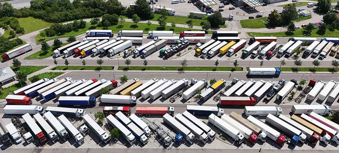 Parkplatzsuche ist für Lkw-Fahrende Stress pur Luftaufnahme eines überfüllten Lkw-Rastplatzes an einer Autobahn