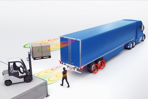 Illustration: Lkw fährt rückwärts an eine Laderampe mit Gabelstapler. Dazwischen geht ein Mann entlang. Das Warnsystem des Lkws schlägt Alarm