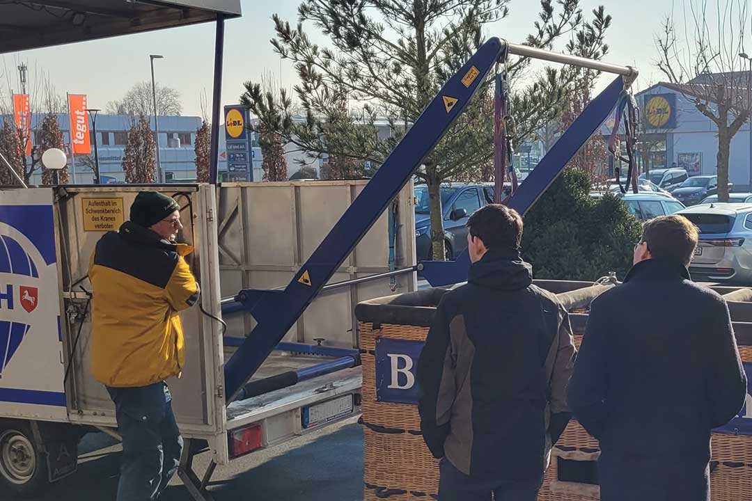 Heiner Rodewald präsentiert mehreren Personen seinen Spezialanhänger