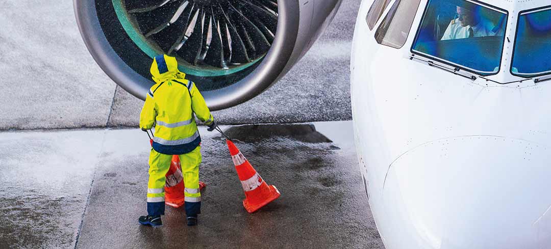 Unfallgeschehen in der Luftfahrt Mitarbeiter auf dem Rollfeld entfernt Warnhütchen