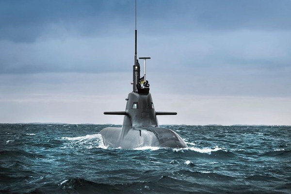 U-Boot fährt über Wasser auf dem Meer