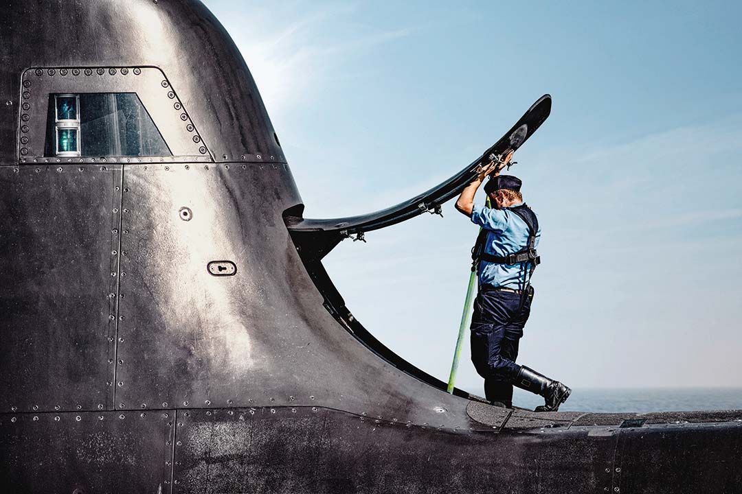 Ein Crewmitglied macht das Boot tauchklar und schließt den Zugang vom Turm zum Oberdeck.