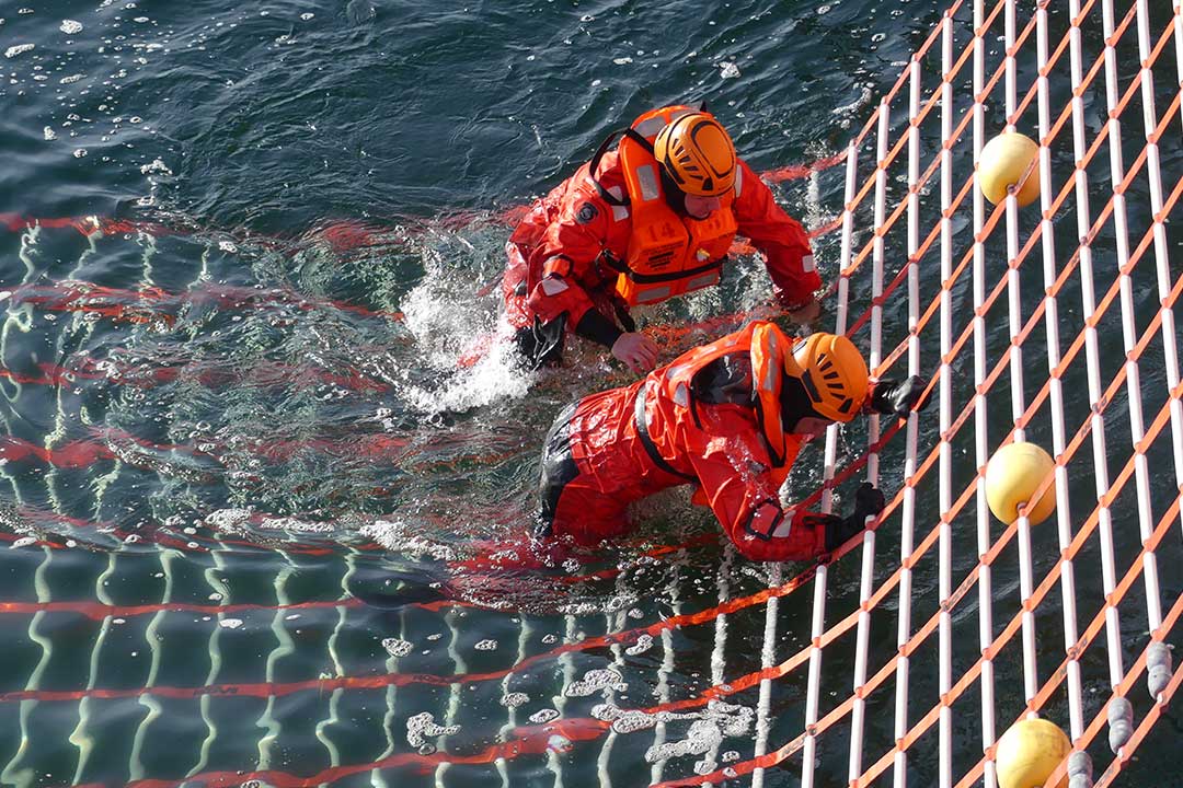 Mit dem Rettungsnetz können mehrere Personen gleichzeitig aus dem Wasser geholt werden.