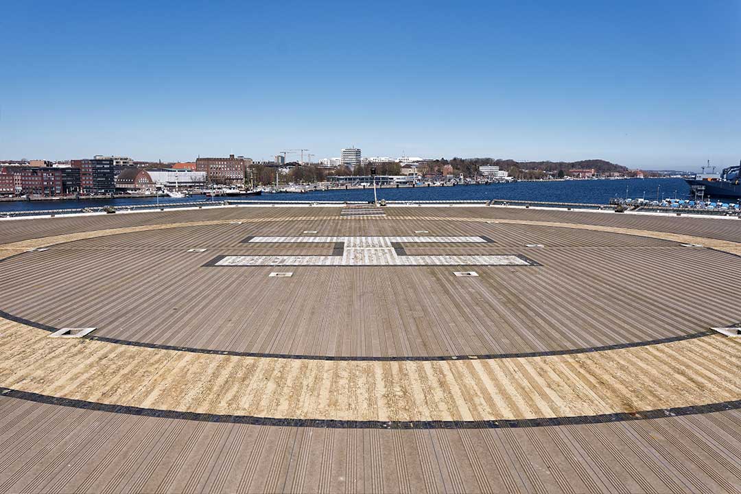 Die Landeplattform bietet ausreichend Platz zur Lagerung und ersten Begutachtung von Verletzten.