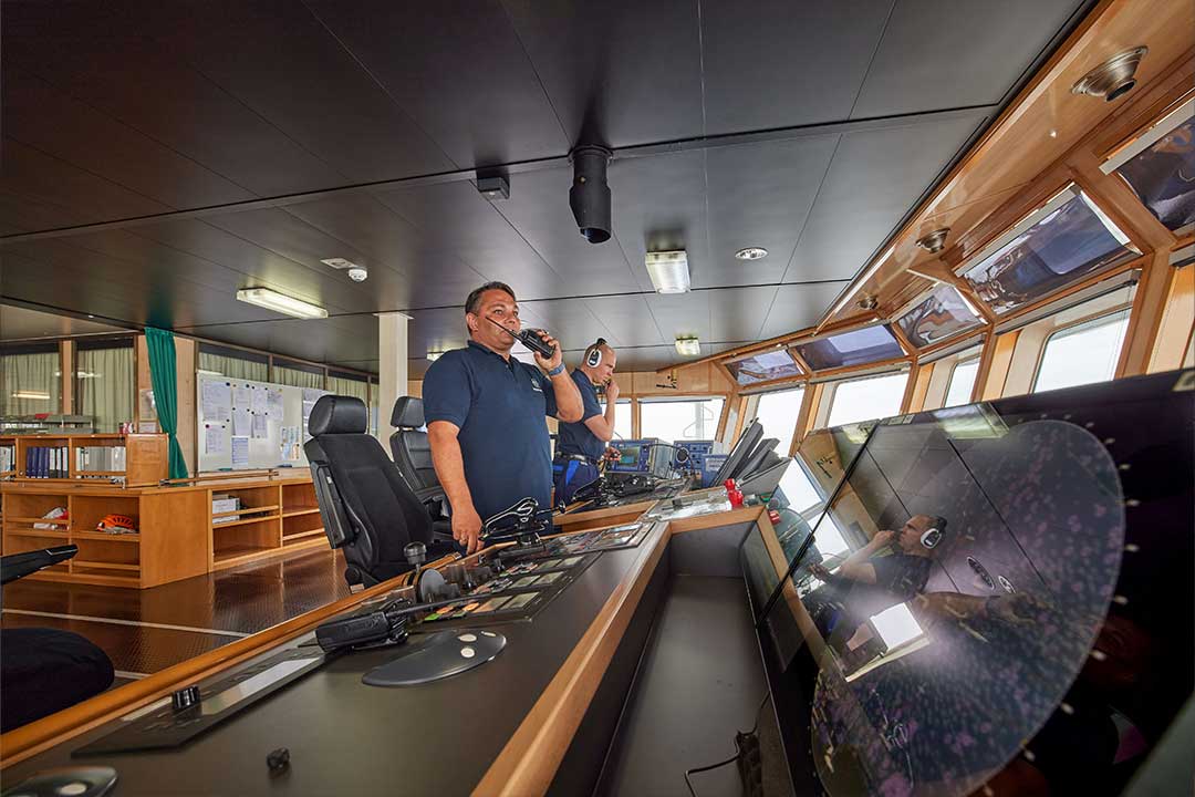 Kapitän Hans-Joachim Sommer während einer Übung auf der Brücke der "Aquanaut".