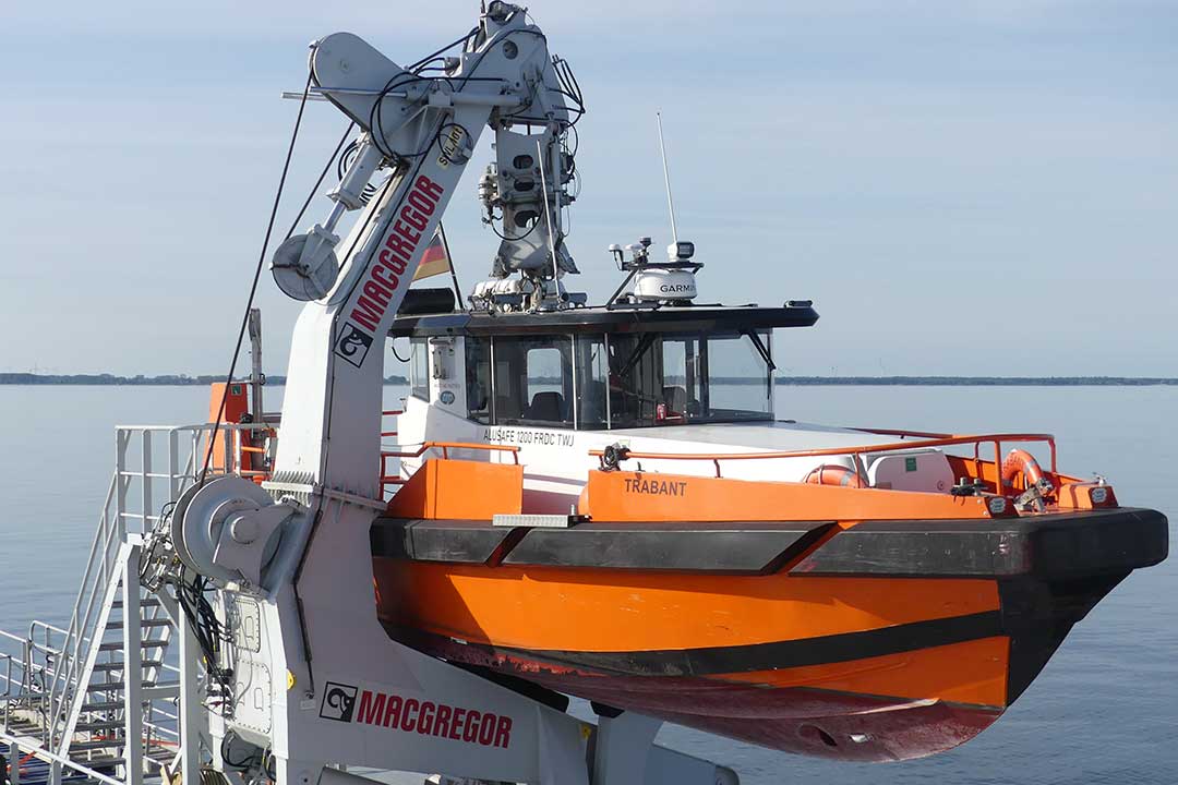 Das schnelle Beiboot "Trabant" vervollständigt das Sicherheitskonzept.