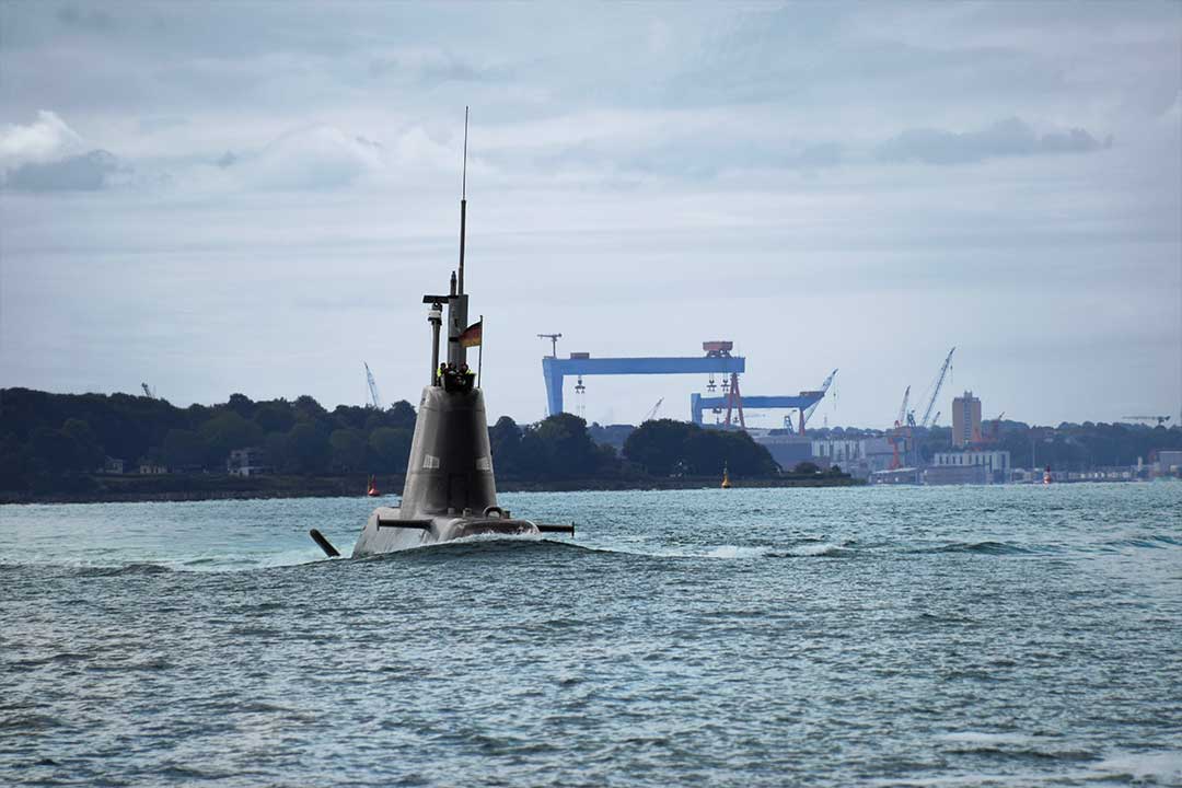 Viele Menschen sind vom Anblick eines U-Boots in der Kieler Förde fasziniert.