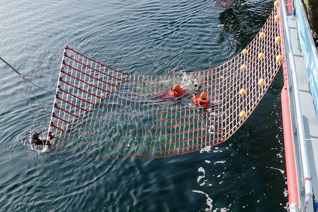 Erprobungsfahrt U-Boot Übung im Sommer 2025: Mit dem Rettungsnetz werden die „Verunglückten“ aus dem kalten Wasser „gefischt“ und über die geraden Schiffswände der „Aquanaut“ an Bord gehievt. Ein Rettungstaucher unterstützt bei dem Manöver.