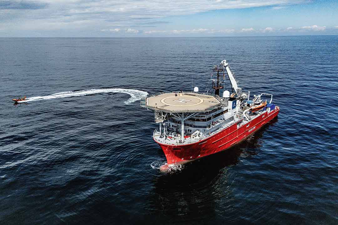 Das Spezialschiff "Aquanaut" bei einer Übung mit dem Speedboot.