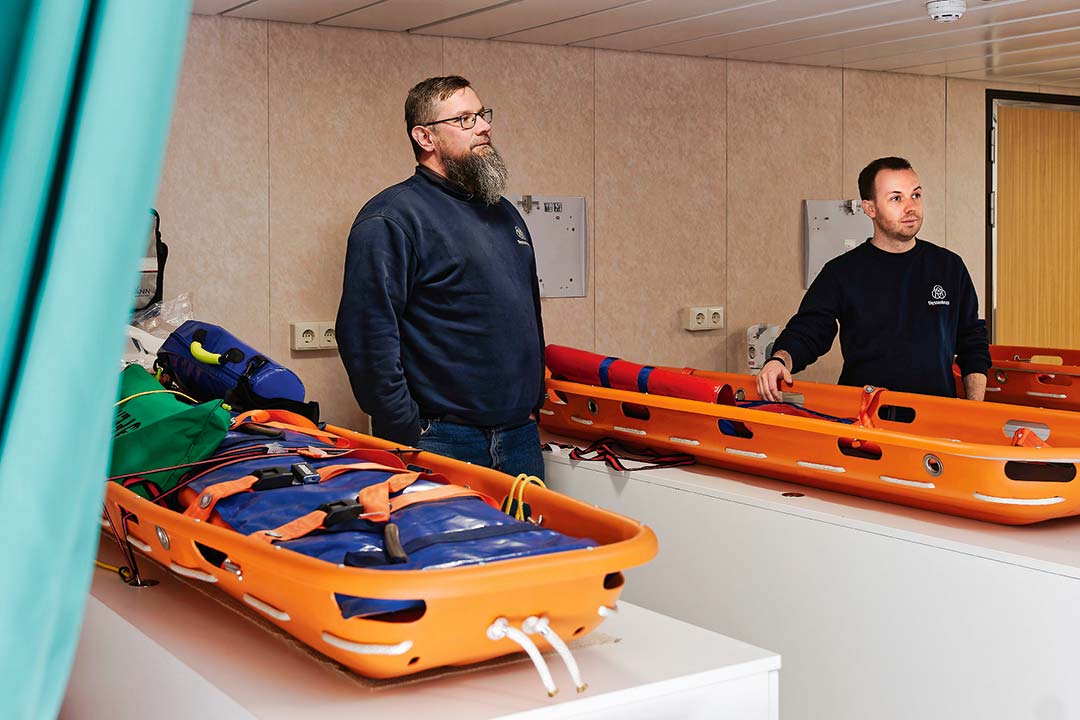 Im Hospital stehen drei Behandlungsplätze und ein Intensivbett bereit –
mehr als auf einem mittelgroßen Containerschiff.