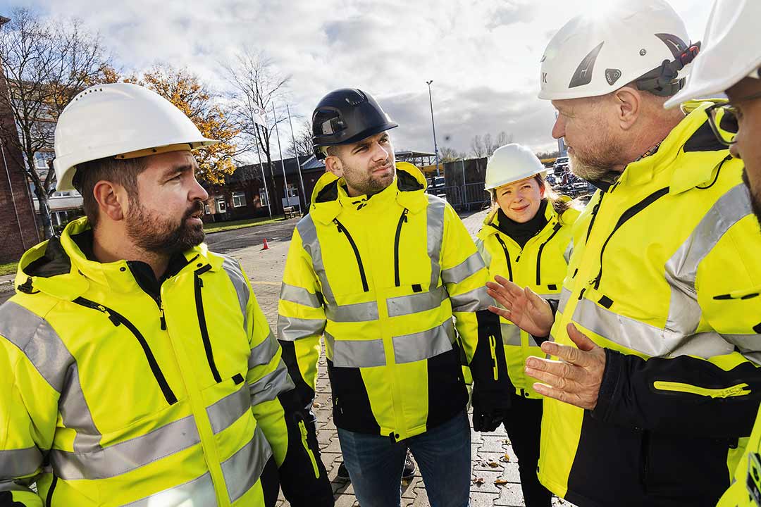 Mitarbeitende in Schutzkleidung bei einer Unterweisung