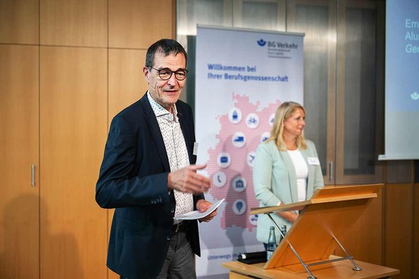 Martin Küppers bei einem Vortrag während der Branchenkonferenz