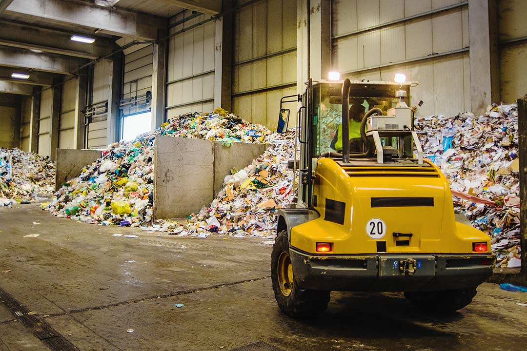 Radlader im Einsatz bei einem Entsorgungshof für Alt-Papier
