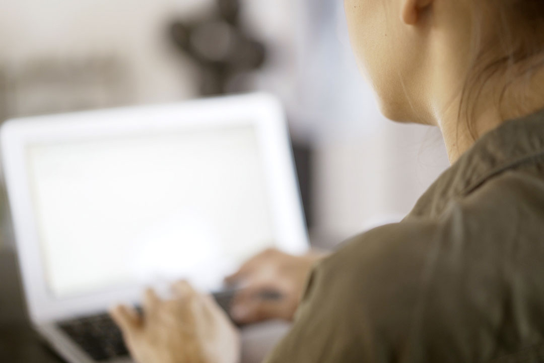 Frau arbeitet an Laptop