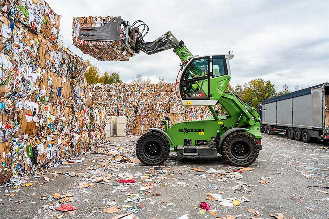 Teleskopstapler mit Drahtkorb als Aufsatz