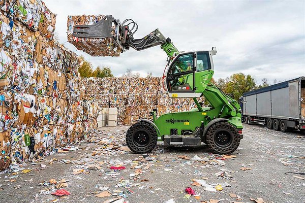 Teleskopstapler beim Entsorgen von Alt-Papier