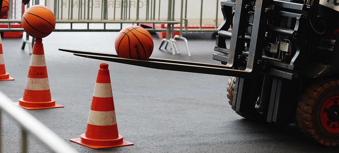 Geschicklichkeitsparcours mit einem Gabelstapler
