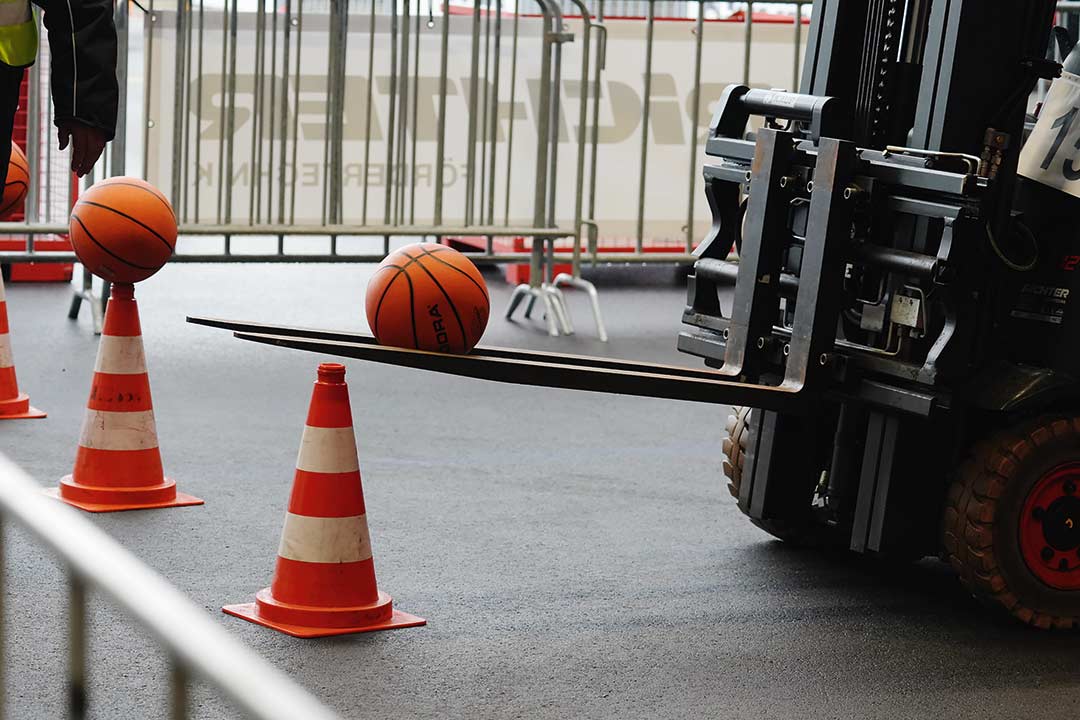 Geschicklichkeitsparcours mit einem Gabelstapler