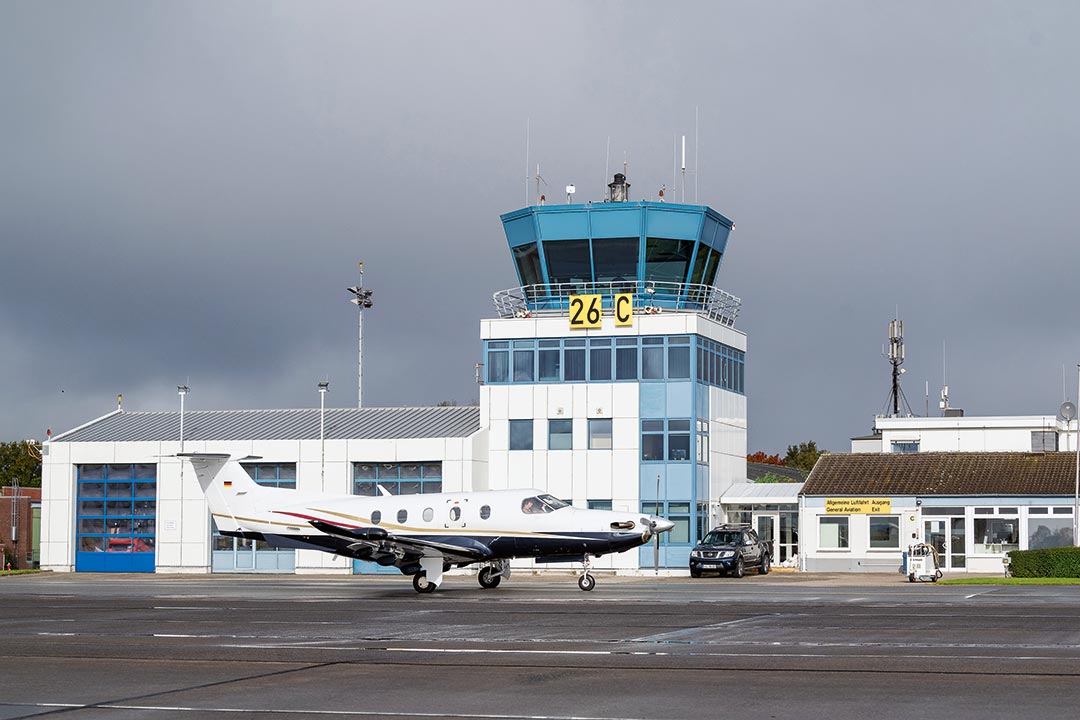 Blick von der Start- und Landebahn aus auf den Tower des Flughafen Kiels