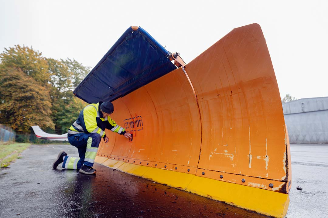 Auch das Schneeschild wird vor der Wintersaison geprüft.