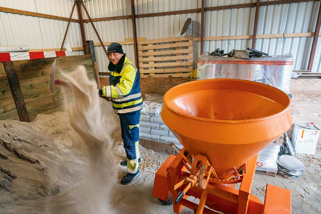 Im Winter ist Heinz Krüger mit seinem Team auch für Parkplätze und Gehwege zuständig. Dafür kann er gewöhnlichen Sand einsetzen.