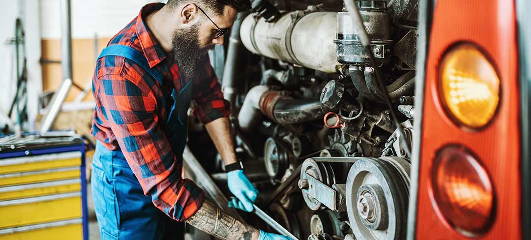 Kfz-Mechaniker repariert einen Omnibus