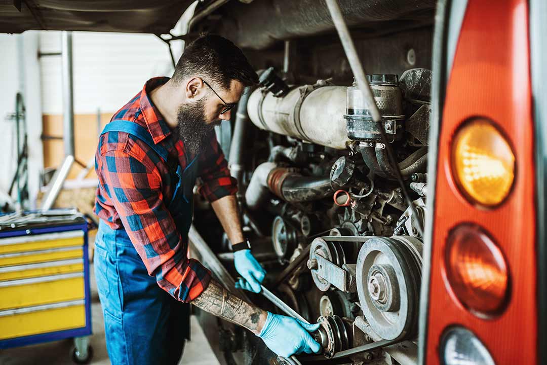 Kfz-Mechaniker repariert einen Omnibus