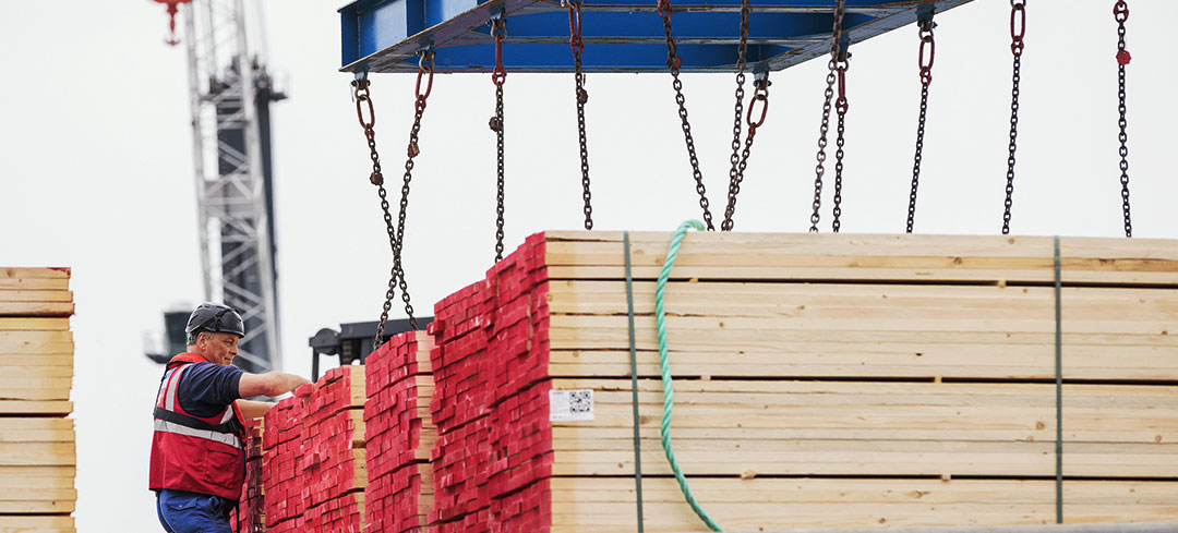 Hafenmitarbeiter beim Verladen an Deck
