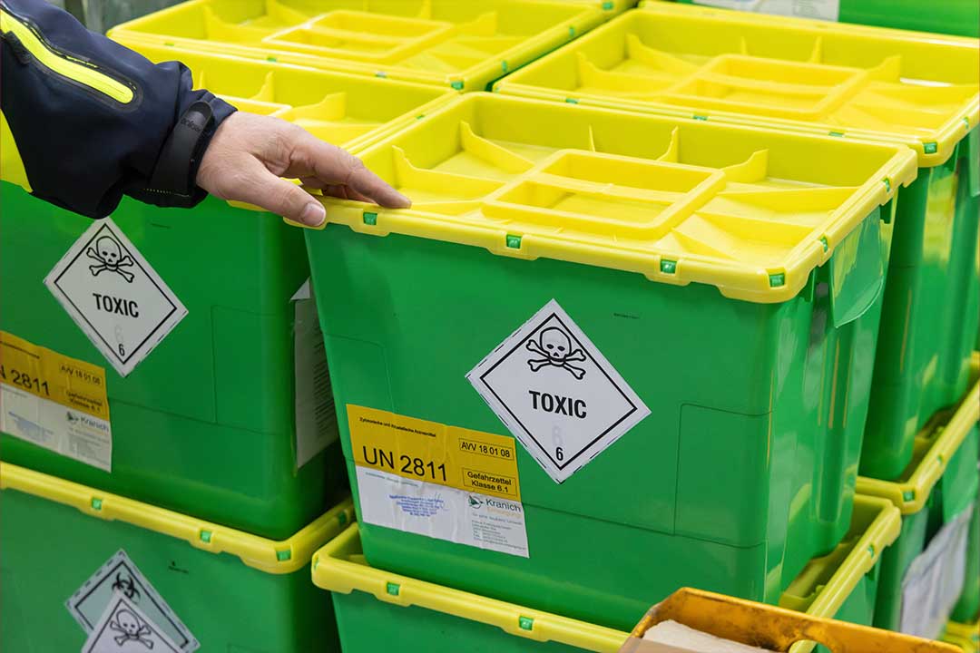 Behälter von medizinischem Abfall mit Gefahrensymbol