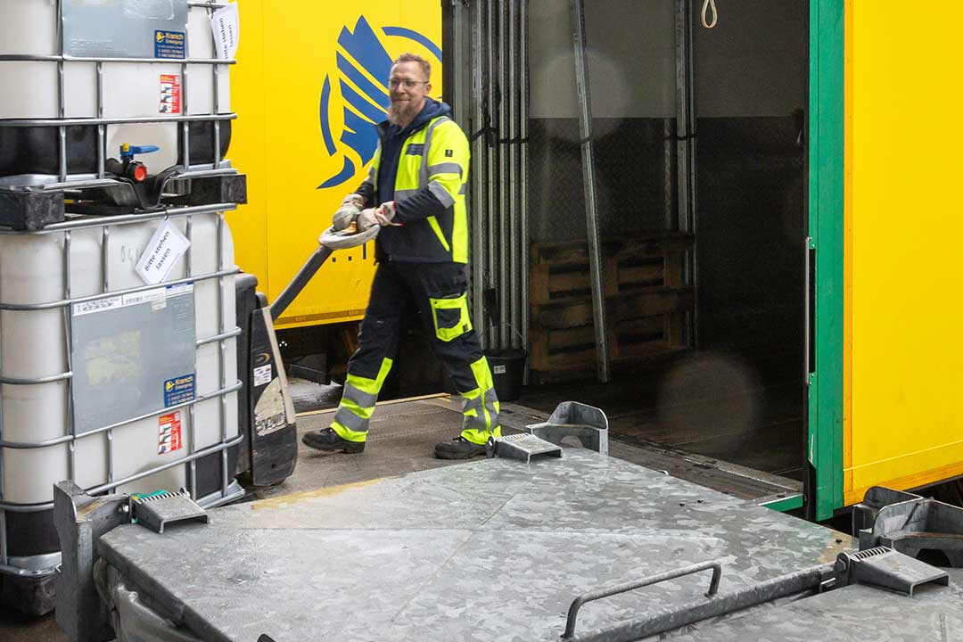 Die chemischen Gefahrstoffe werden zur Sonderabfallverbrennung weitertransportiert.