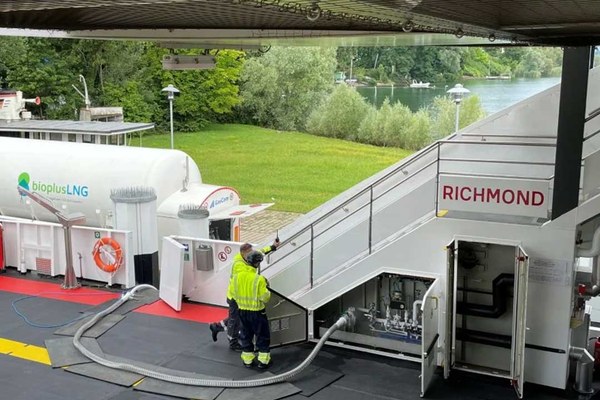 Vorbereitung der Bebunkerung des Fährschiffs "Richmond"